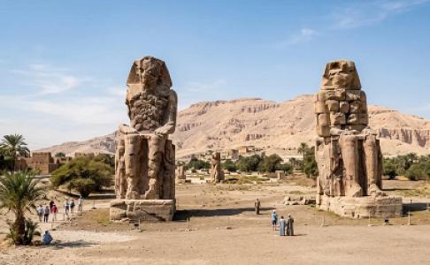 Colossi-of-Memnon-photo-stop,-Amenhotep-III-statues-Luxor