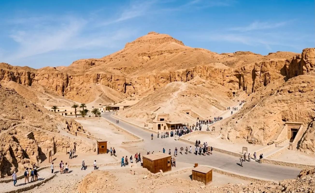 Valley-of-the-Kings-tour,-Luxor-West-Bank-pharaohs-tombs